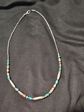 🌴Silver-Tone Beaded Necklace with Turquoise Accents